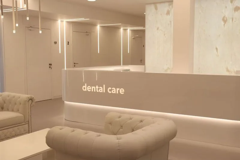 Recepční pult kliniky Prague Healthcare s nápisem dental care